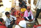 घर मे पड़ा रहा पिता का शव, मन्दिर में बेटी ने रचाई शादी