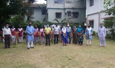 महेश्वरी बालिका उच्च विद्यालय की छात्राओं के बीच सांसद दीपक प्रकाश ने किया साइकिल वितरण