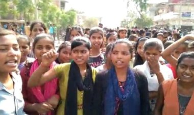 कोरोना गाइडलाइन के तहत स्कूल बंद किये जाने के विरोध में छात्रों ने किया जमकर विरोध प्रदर्शन