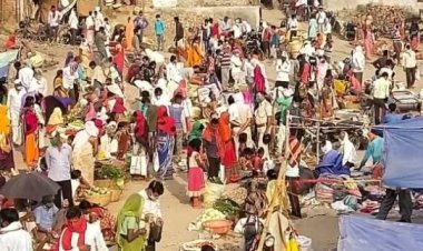 मैगरा बाजार में उड़ी कोरोना गाइडलाइन की धज्जियां,बेफिक्र होकर खरीदारी करते दिखे ग्रामीण