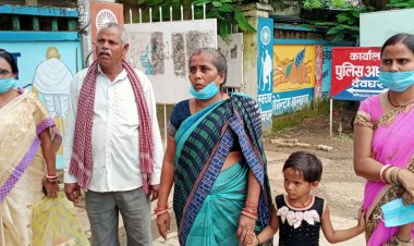 पति प्रताड़ना को लेकर पुलिस की पत्नी मिली एस पी से। लगाई न्याय की गुहार।