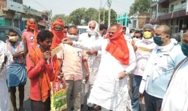 वजीरगंज बाजार में विधायक ने किया मास्क क़ा वितरण