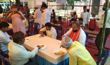 मानपुर क्षेत्र में स्थानीय विधायक ने सामुदायिक रसोई का लिया जायजा, बांटे मास्क