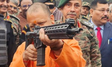 शास्त्र के साथ शस्त्र भी… असॉल्ट राइफल के साथ CM योगी की तस्वीर देख याद आया वो इंटरव्यू