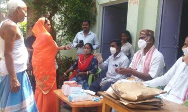 जरूरतमंद लोगों के बीच दवा, मास्क व राशन सामग्री का वितरण