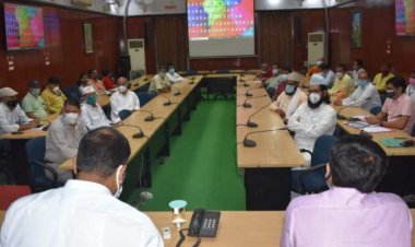 वैक्सिनेशन के प्रति लोगों में डर और भ्रांति के कारण जिला प्रशासन को लेनी पड़ी धर्म गुरुओं की शरण