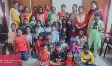 वीरांगनाओं ने बच्चों को बांटे दीये और मिठाइयां