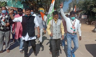 भारत बंद को सफल बनाने सड़क पर उतरे प्रोफेशनल कांग्रेस के अध्यक्ष आदित्य विक्रम जायसवाल