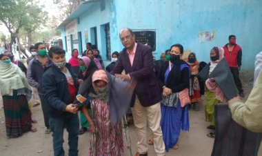 पीड़ितों के बीच कंबल वितरित