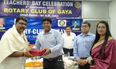 रोटरी क्लब गया ने शिक्षकों को शॉल व स्मृति चिह्न देकर किया सम्मानित