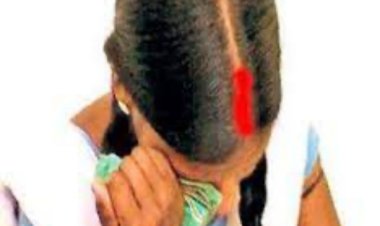 तलवार लहराते युवक ने विद्यालय में घुसकर छात्रा की माँग भर दी