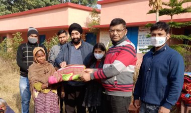 एक्सआईएसएस के पुरातन छात्रों द्वारा कंबल का वितरण