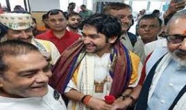 पटना एयरपोर्ट पहुचे पंडित धीरेंद्र शास्त्री बोले,दिल में बसता है बिहार, अब यहां आएगी बहार