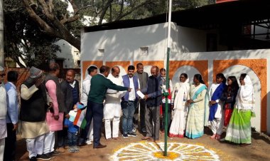 पूर्व केंद्रीय मंत्री सुबोधकांत सहाय के आवासीय कार्यालय में झंडोत्तोलन