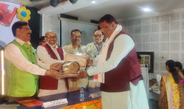 वाराणसी में आयोजित भोजपुरी सम्मेलन में धर्मेंद्र तिवारी को मिला भोजपुरी कर्मयोगी पुरस्कार