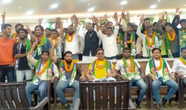 समाजसेवी अशरफ खान चुन्नू के नेतृत्व में सैकड़ों युवाओं ने आजसू का दामन थामा