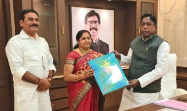 ग्रामीण विकास मंत्री आलमगीर आलम ने समाजसेवी महिला को किया सम्मानित