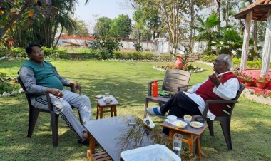 फुर्सत के क्षण में प्रदेश कांग्रेस के दो दिग्गज राजनेताओं ने राजनीतिक परिदृश्यों पर की चर्चा