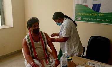 आचार्य कृष्णकांत ने कोविड-19 का वैक्सीन लगवाया