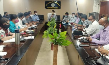 पश्चिम सिंहभूम के उपायुक्त अनन्य मित्तल ने की अधिकारियों के साथ समीक्षात्मक बैठक