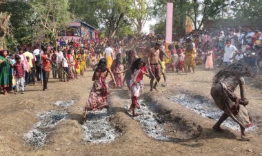 नंगे पांव अंगारों पर चलकर श्रद्धालुओं ने जताई आस्था