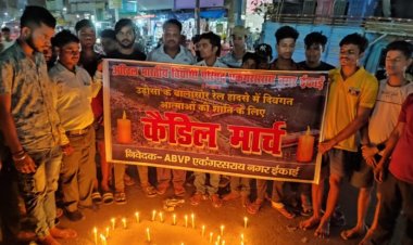 एवीबीपी के कार्यकर्ताओं ने बालासोर रेल हादसे में मृतकों की आत्माओं शांति के लिए कैंडल मार्च निकाला गया
