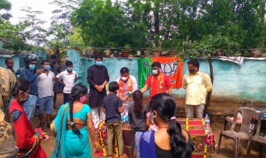 भाजयुमो ने बांटे मास्क व सैनिटाइजर