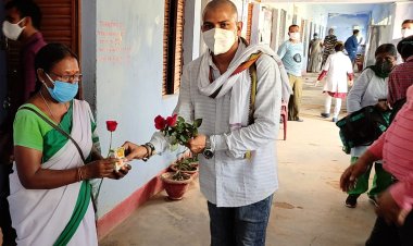 वैक्सीनेशन सेंटर पर सेवा दे रहे लोगों को दिव्यम फाउंडेशन ने किया सम्मानित