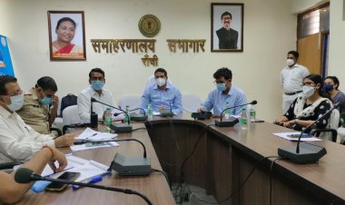 उपायुक्त छवि रंजन ने विभिन्न कोषांगों के नोडल पदाधिकारियों के साथ की समीक्षा बैठक