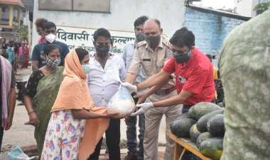 युवा समाजसेवियों ने जरूरतमंदों को बांटे खाद्य सामग्री