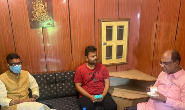 सांसद संजय सेठ और उप महापौर संजीव विजयवर्गीय मिले स्व.शिवनारायण जायसवाल के परिजनों से