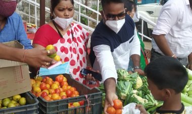 युवा रांची महानगर रामनवमी पूजा समिति ने जरूरतमंदों के बीच किया सब्जी व फल का वितरण