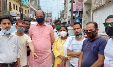 डिप्टी मेयर व पार्षद ने किया फतेउल्लाह रोड का निरीक्षण, बदहाल सड़क की अविलंब मरम्मत की मांग की