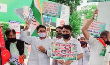 पेट्रोल-डीजल की मूल्यवृद्धि के खिलाफ कांग्रेस ने किया प्रदर्शन