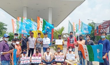 पेट्रोल-डीजल की बढ़ती कीमतों के विरोध में एनएसयूआई का अनोखा प्रदर्शन