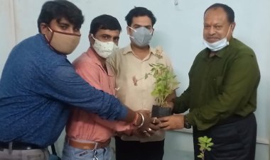 तुलसी का पौधा भेंटकर रांची विश्वविद्यालय के नवनियुक्त वाणिज्य विभागाध्यक्ष का किया अभिनंदन
