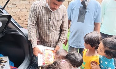 गुरुनानक सेवक जत्था द्वारा गरीब बच्चों के बीच काॅपी-किताब वितरित