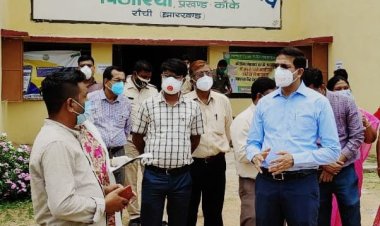 उपायुक्त ने पिठोरिया स्थित टीकाकरण केन्द्र का लिया जायजा, वैक्सीनेशन के लिए लोगों को किया प्रेरित