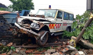 एम्बुलेंस की टक्कर से गिरी दिवार तीन बच्चे घायल , ड्राइवर की पिटाई