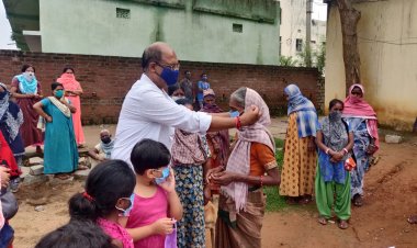 भाजपा महिला मोर्चा के सौजन्य से जरूरतमंदों के बीच खाद्यान्न वितरित