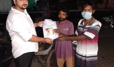 युवा कांग्रेस ने रिक्शा चालकों के बीच किया रेनकोट का वितरण