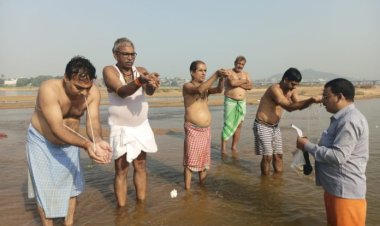 पितृ अमावस्या (महालया) पर तीनों कुल पितरों को निमि॔त तर्पण एवं हवण किया:-विनय कुमार प्रभाकर