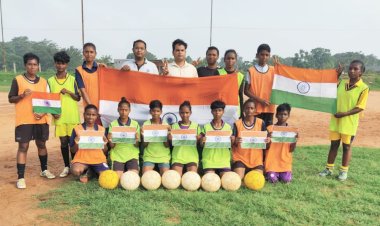 राष्ट्रीय झंडा अंगीकरण दिवस पर ग्रामीण महिला फुटबॉल