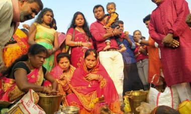 उगते सूर्य को अर्घ्य के साथ संपन्न हुआ छठ का महापर्व, 36 घंटे के बाद खोला गया व्रत