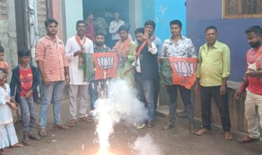 भाजपा के तीन राज्यों में प्रचंड जीत को लेकर मानपुर पटवा टोली में कार्यकर्ताओं ने मिठाई बटाकर मनाया जश्न