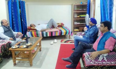 समाजसेवी गोपाल कृष्ण झा का कुशल क्षेम जानने उनके आवास पहुंची एआईएसएम जेडब्ल्यूए की टीम