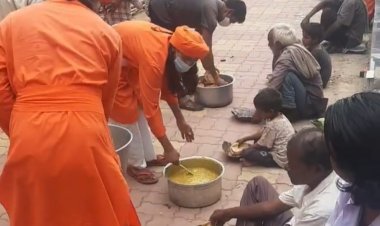 लगातार सोलह माह से पीड़ितों की सेवा में जुटा है आनन्द मार्ग, लगभग एक लाख पैंसठ हजार जरूरतमंदों को कराया भोजन