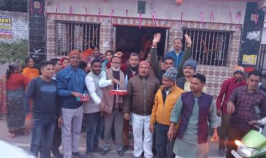 एनडीए सरकार के विश्वास मत हासिल करने पर भाजपा मानपुर नगर मंडल ने मिठाइयां बांटकर खुशी मनाया