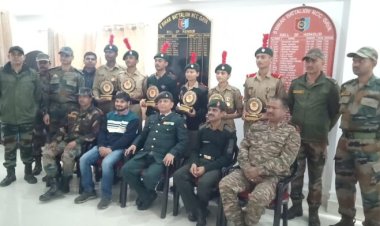 गणतंत्र दिवस परेड से लौटे कैडेटों को कमांडिंग ऑफिसर ने मोमेंटो और नगद पुरस्कार देकर सम्मानित किया