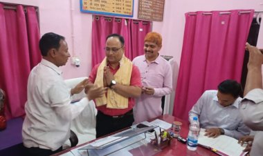 नवपदस्थापित मानपुर अंचल अधिकारी सुबोध कुमार का अंगवस्त्र से स्वागत